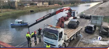 Mise au jour de carcasses de voitures jetées dans le canal Bruxelles-Charleroi à Roux