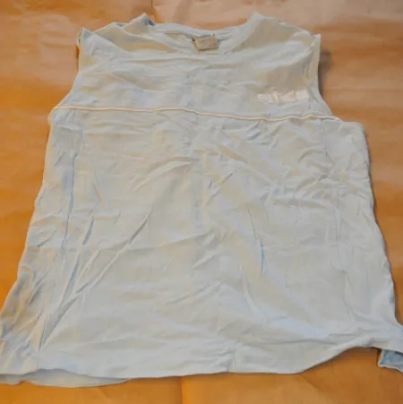 Qui est le propriétaire de ces vêtements retrouvés ?